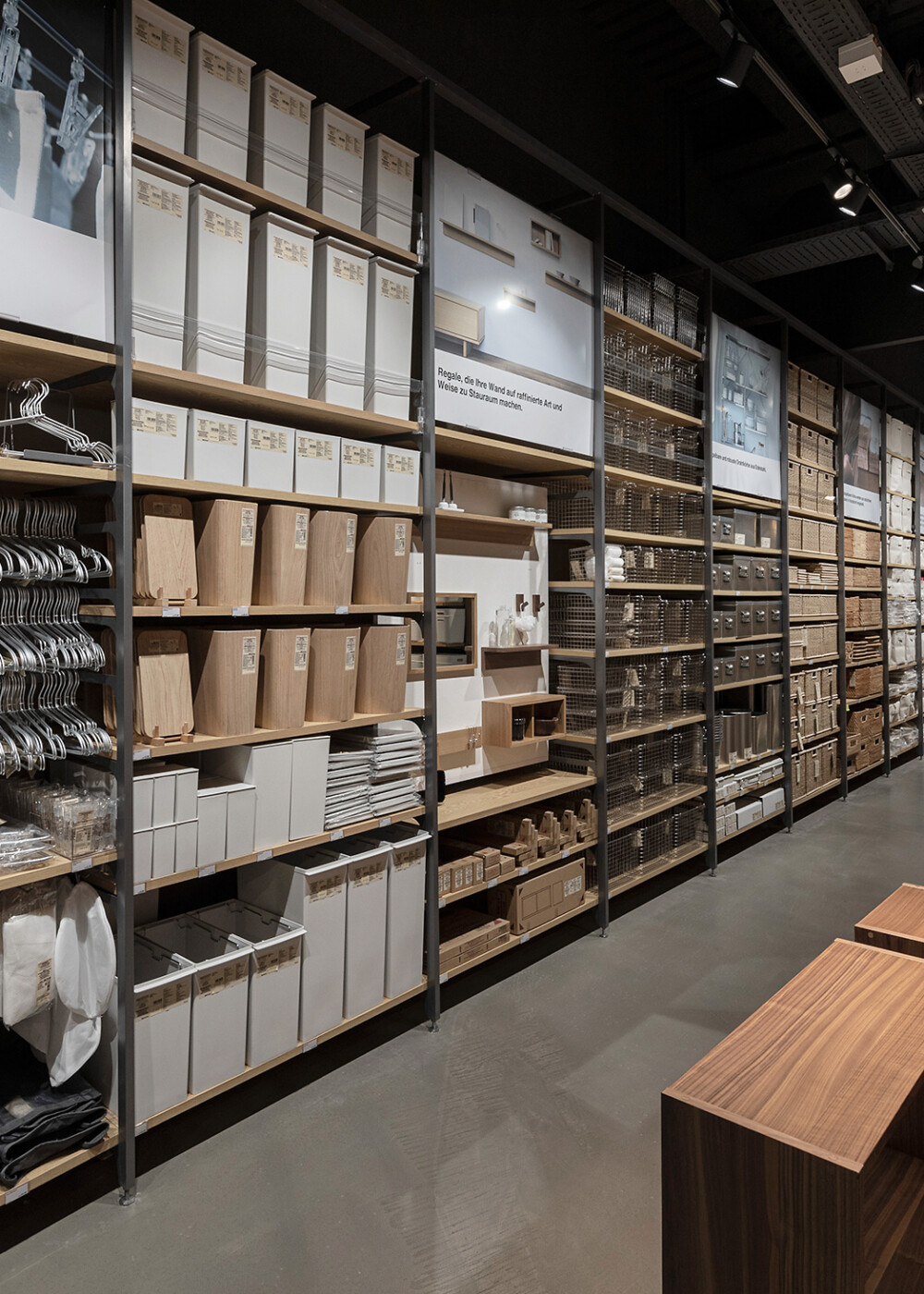 Mint Archi­tec­tu­re Pro­jects Work Brands Life­style Muji Store Glatt­zen­trum Zurich Regal­wand Produkte
