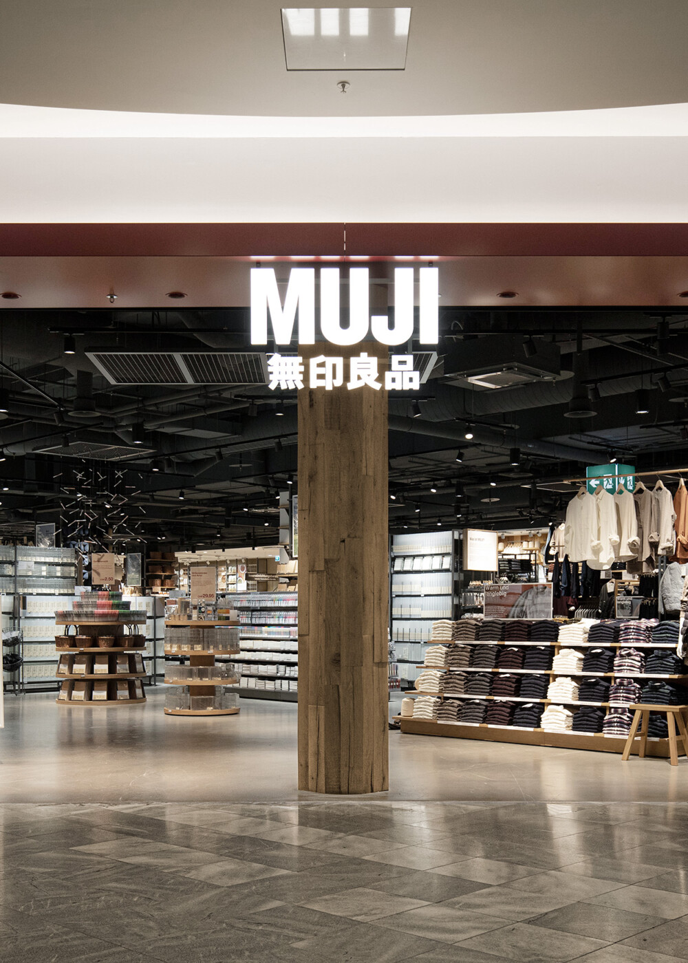 Mint Archi­tec­tu­re Pro­jects Work Brands Life­style Muji Store Glatt­zen­trum Zurich Ein­gangs­be­reich 2