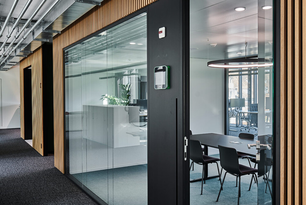 Geschaeftshaus Gesamtsanierung Minergie Bkb Brunngaesslein Meetingraum